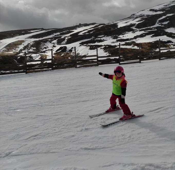 Alumna de un cursillo escolar bajando sola por la pista de Alto Campoo