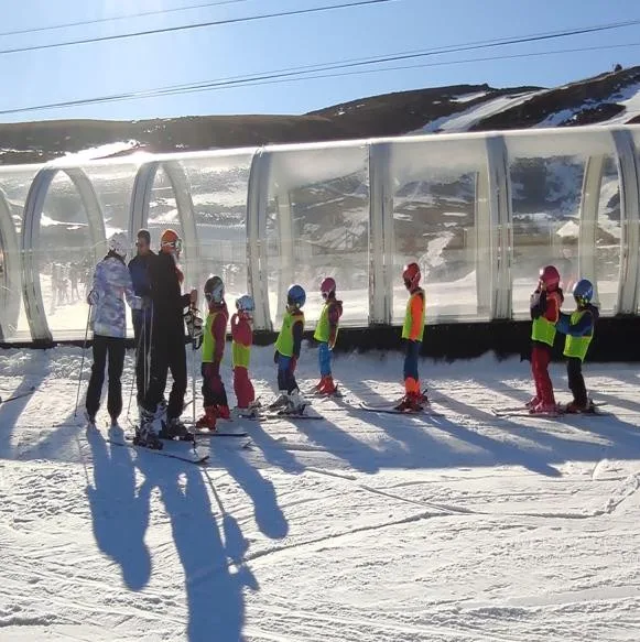 Monitores de Cantabria Activa con un grupo de alumnos de Infantil preparados para la clase de esquí en Alto Campoo