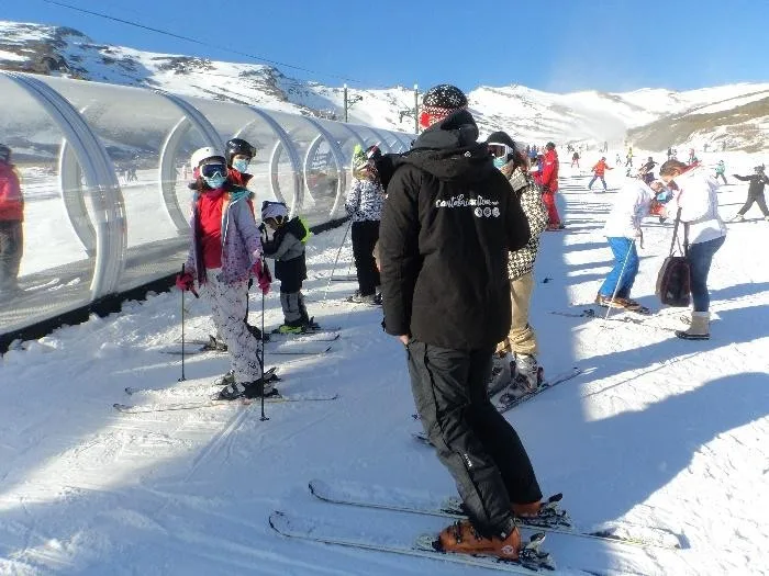 Monitor de Cantabria Activa con un grupo de alumnos en las pistas de Alto Campoo