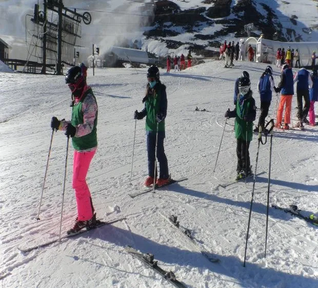Alumnos de un colegio esquiando por las pistas de Alto Campoo durante su semana blanca